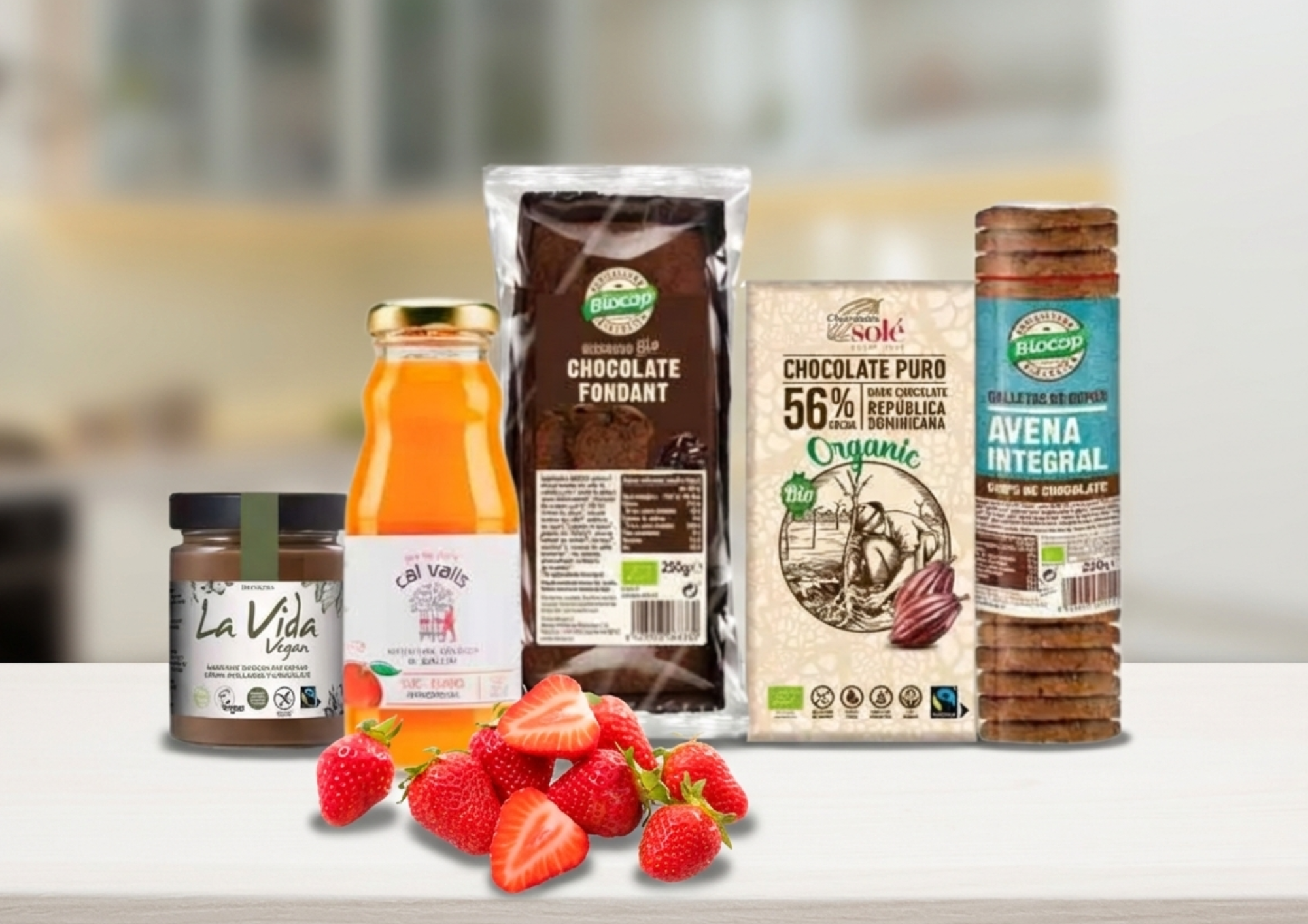 Pack de regalo con fresones en primer plano y una cesta con productos dulces dentro.